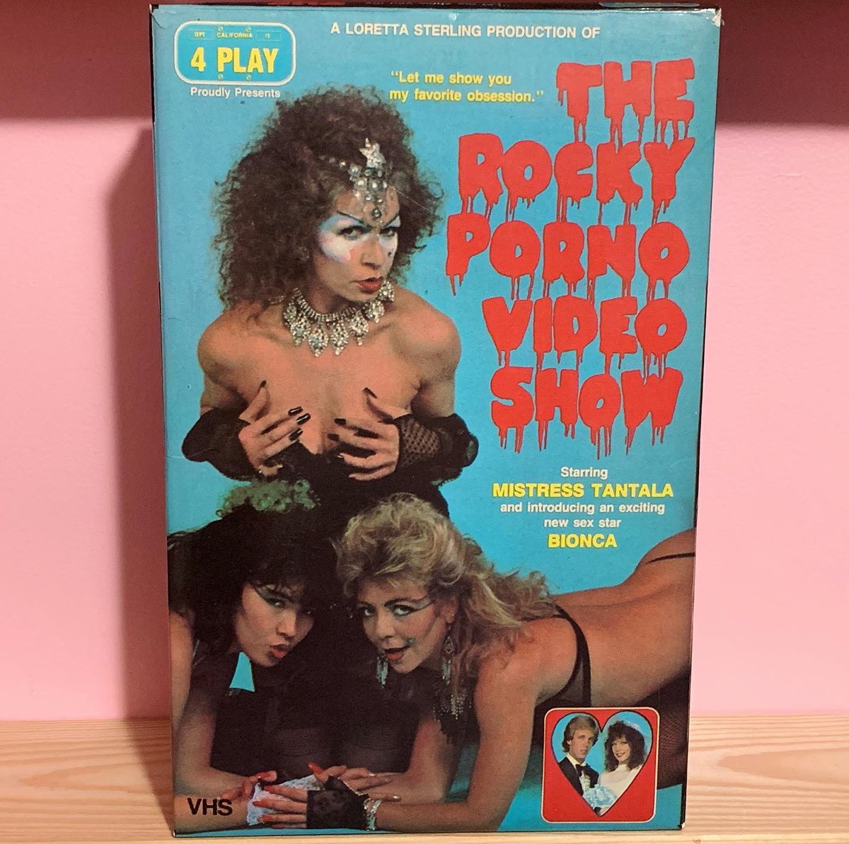 VideoClimax's tweet photo. The Rocky Porno Video Show (1986)
#tantalaray #kristarabarrington #bionca #lorettasterling #4playvideo #80sporn #horrorporn #pornospoof #pornparody #rockyhorrorpictureshow #vintageporn #retroporn #vhsporn #vhs #rarevhs #bigboxvhs #vhscollector #bruceseven #tombyron #peternorth https://t.co/xBzg80AqIy