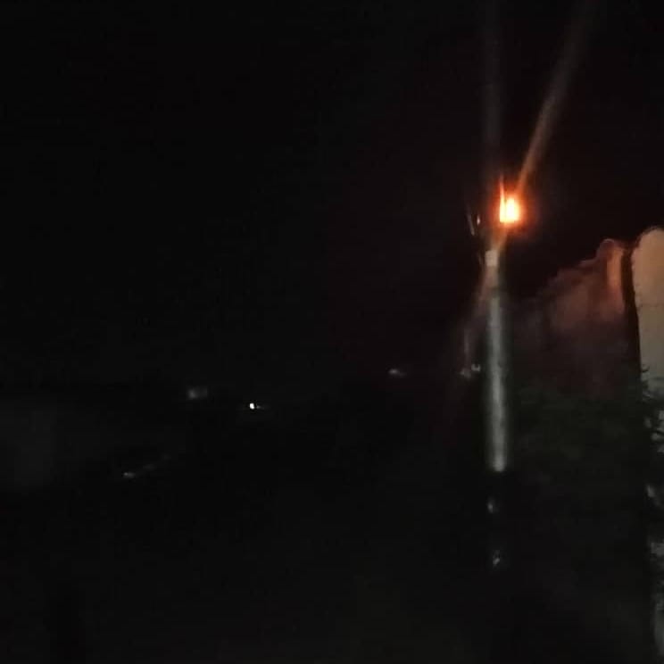 alexolvera01's tweet image. #Cojedes | Vecinos de la comunidad de Banco Obrero en #SanCarlos, decidieron alumbrar con mechurrios los postes que están sin bombillos, para evitar ser robados por la delincuencia. Indicaron que las calles tiene años a oscuras #9Septiembre