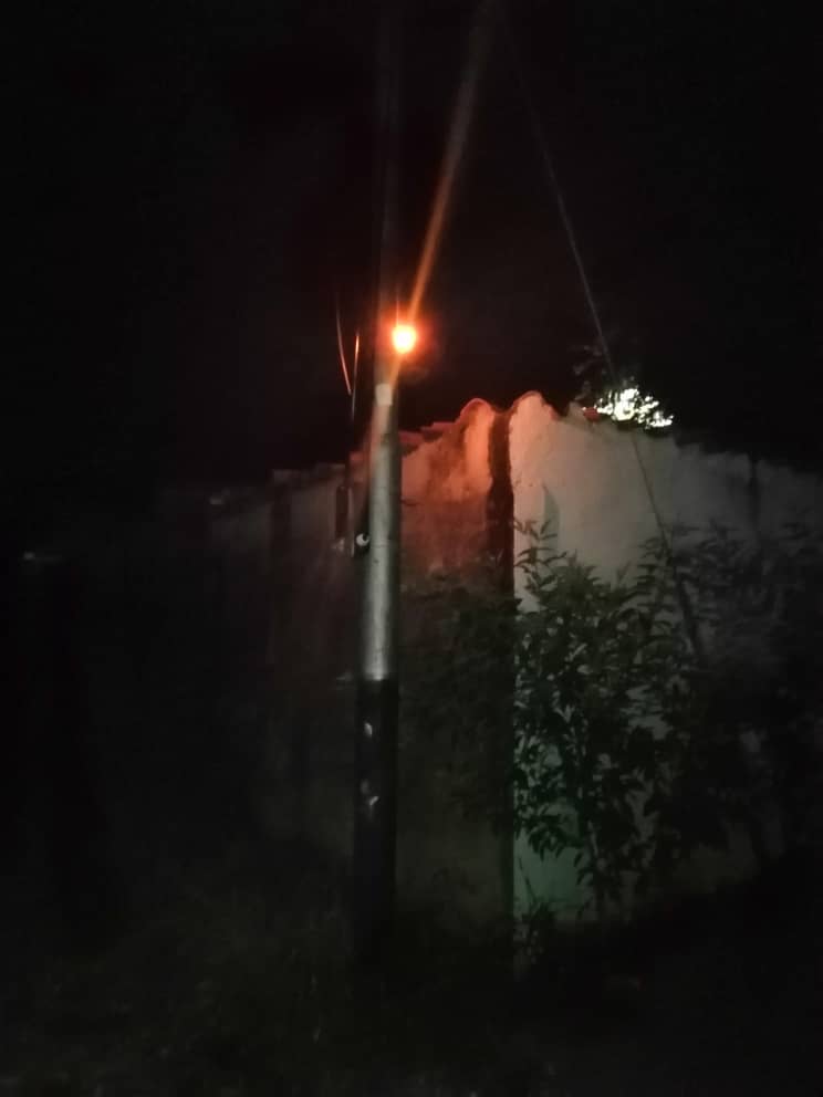 alexolvera01's tweet image. #Cojedes | Vecinos de la comunidad de Banco Obrero en #SanCarlos, decidieron alumbrar con mechurrios los postes que están sin bombillos, para evitar ser robados por la delincuencia. Indicaron que las calles tiene años a oscuras #9Septiembre