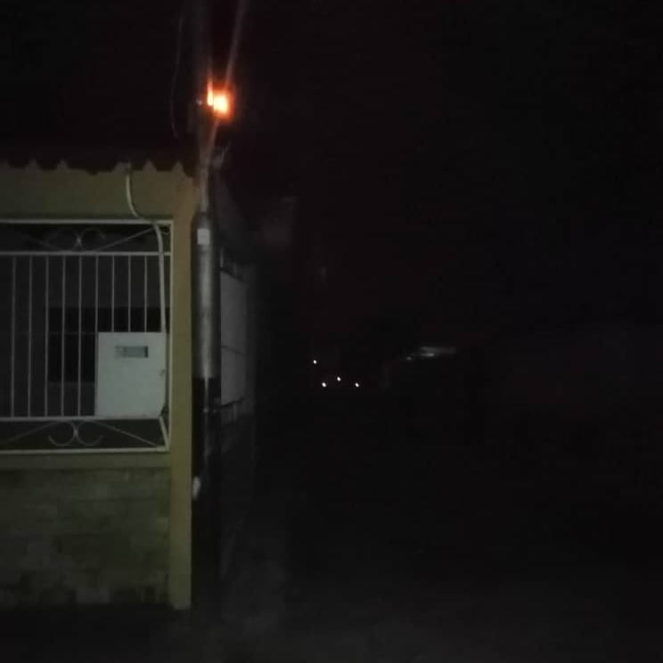 alexolvera01's tweet image. #Cojedes | Vecinos de la comunidad de Banco Obrero en #SanCarlos, decidieron alumbrar con mechurrios los postes que están sin bombillos, para evitar ser robados por la delincuencia. Indicaron que las calles tiene años a oscuras #9Septiembre