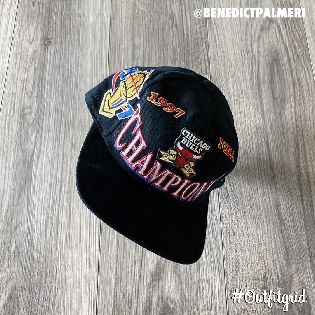 outfitgrid's tweet photo. Today's top #outfitgrid is by @benedictpalmeri
▫️ 1997 #Bulls #Hat
▫️ #LukeVicious  #MichaelJordan #Tee
▫️ #AlealiMay x #JordanI1 
▫️ #EricEmanuel #Shorts https://t.co/1q35WrS4wj