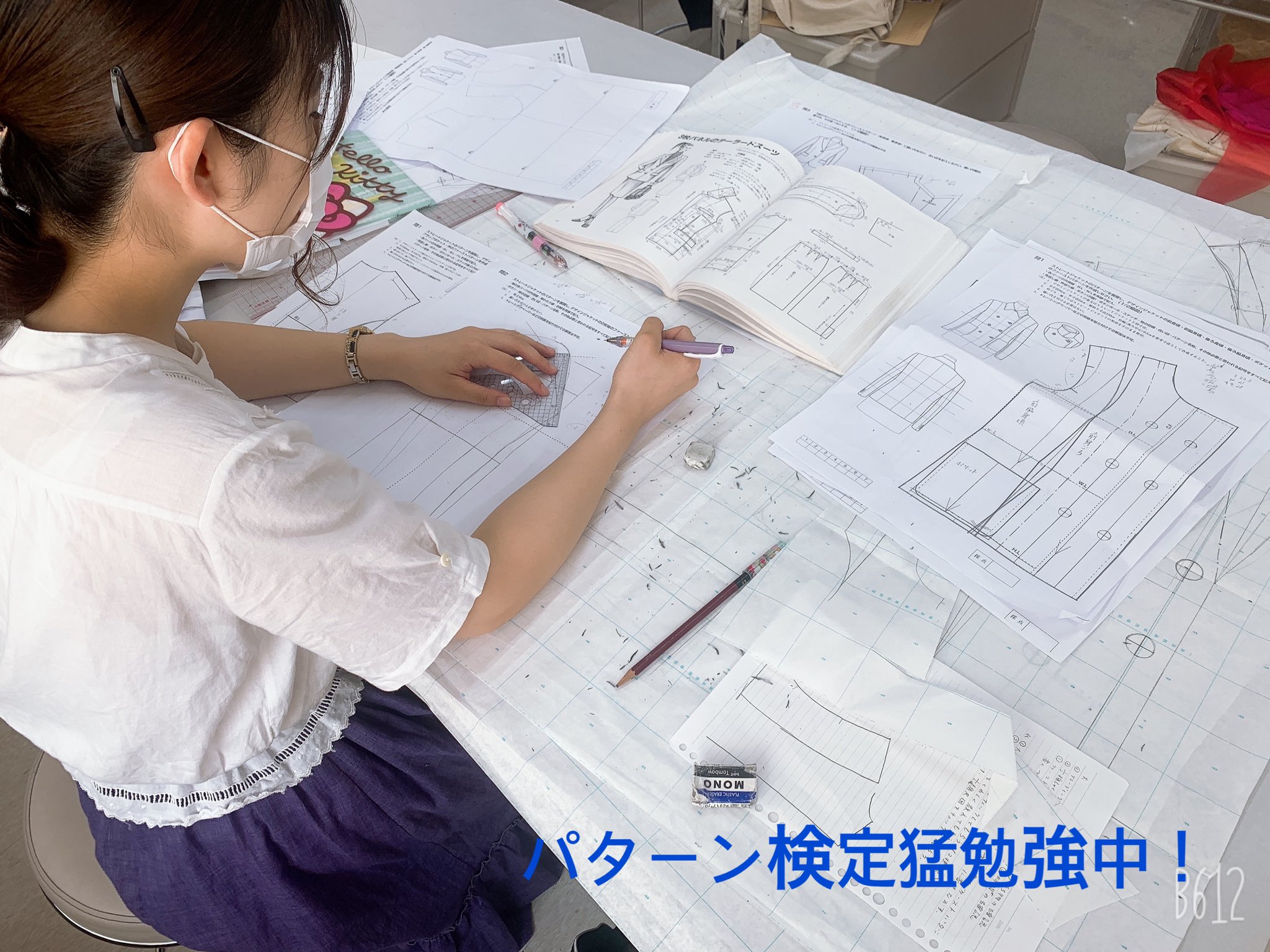 Uzivatel 専門学校 倉敷ファッションカレッジ Na Twitteru パターン検定猛勉強中 彼女は2級を受けるので 真剣勝負 どの検定も2級からどーんと難しくなるよね T T 服飾学生 学生の日常 まいにちkurafa パターン検定 T Co Ccpqyz63ab Twitter