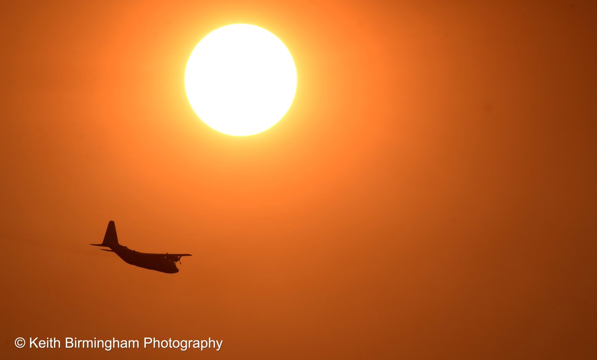photowkb's tweet image. A tanker plane flies off into the sunset after making a Phos-Chek fire retardant drop during the Bobcat Fire above Monrovia on Wednesday, September 9, 2020. #fire #brush fire #forrestfire #bobcatfire #lacountyfire @LACoFDPIO #monrovia @LCphoto13