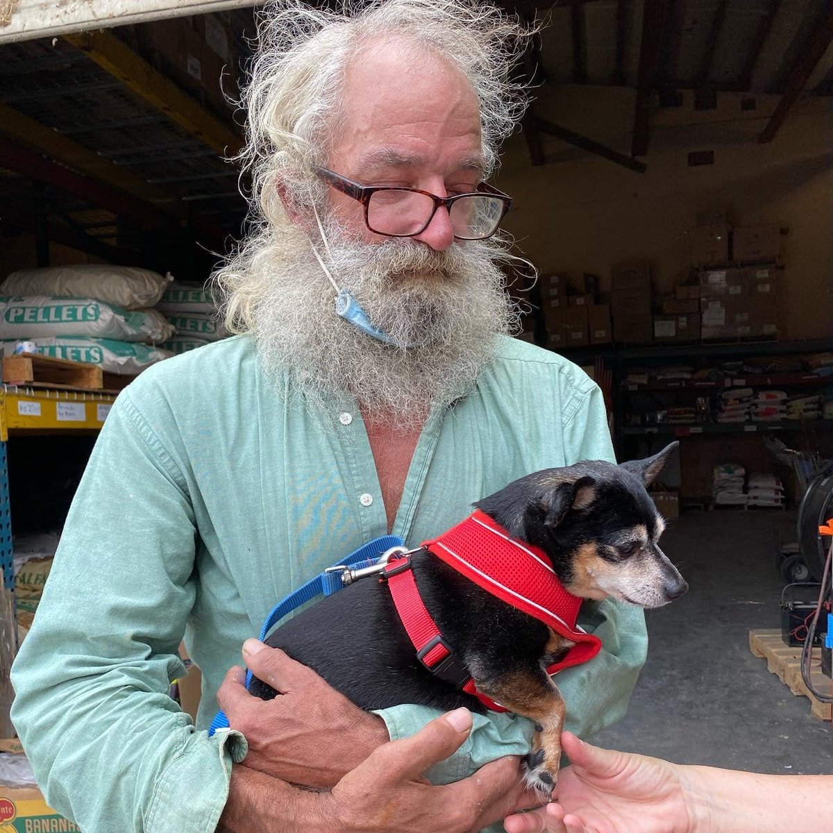madisoncwade's tweet photo. THREAD: #Vacaville woman adopts fire evacuee
Dave Dubay lost everything in the #LNUlightningcomplexfire. He made it out alive after flagging down a CHP officer, holding his rescue dog Hunter.
He went to Western Ranch and Pet Supply for help getting donations. @ABC10 https://t.co/xpd6QepUNU