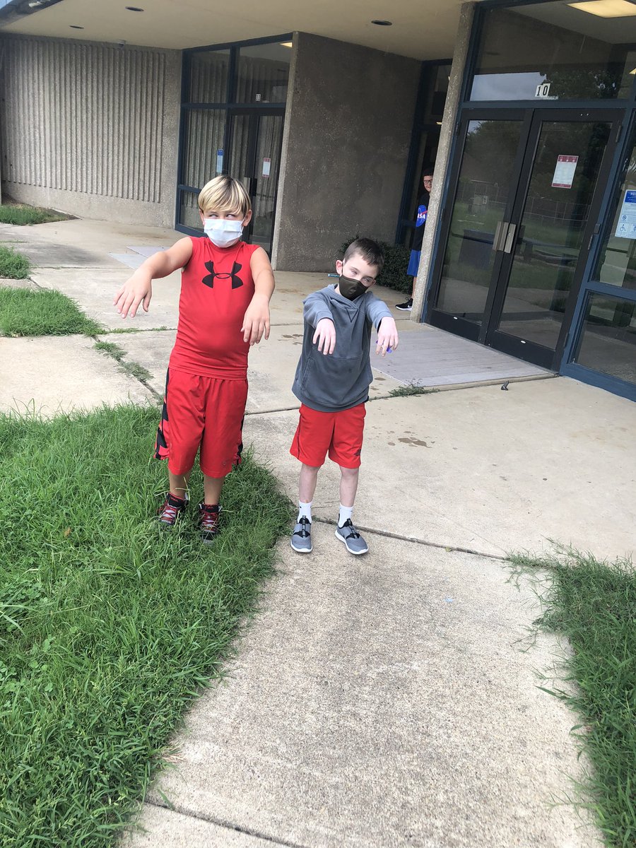 5thRowlett's tweet photo. Zombie walking to recess and self portraits in art! Ss are adjusting so well! @Rowlett_Bobcats #GarlandISDF2F https://t.co/ihbyGVJwzH
