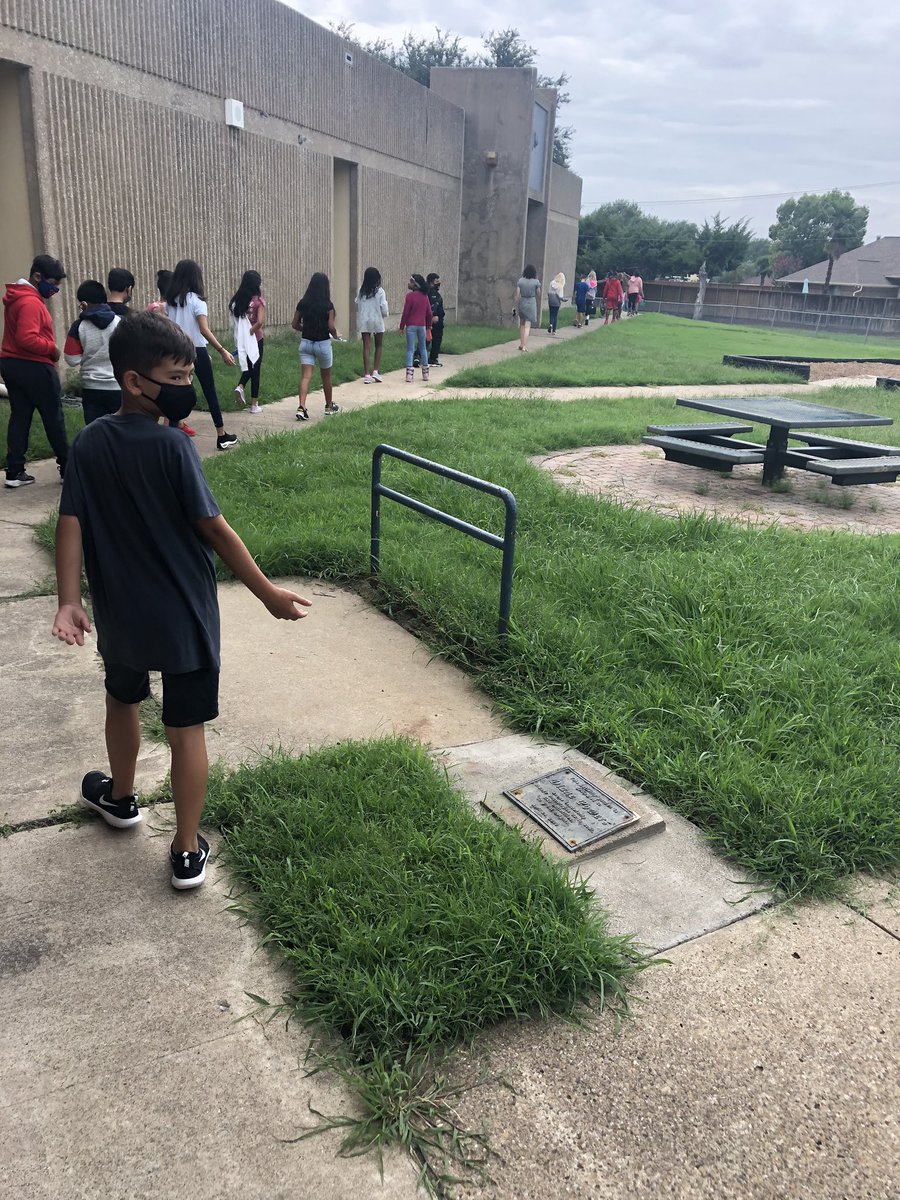 5thRowlett's tweet photo. Zombie walking to recess and self portraits in art! Ss are adjusting so well! @Rowlett_Bobcats #GarlandISDF2F https://t.co/ihbyGVJwzH