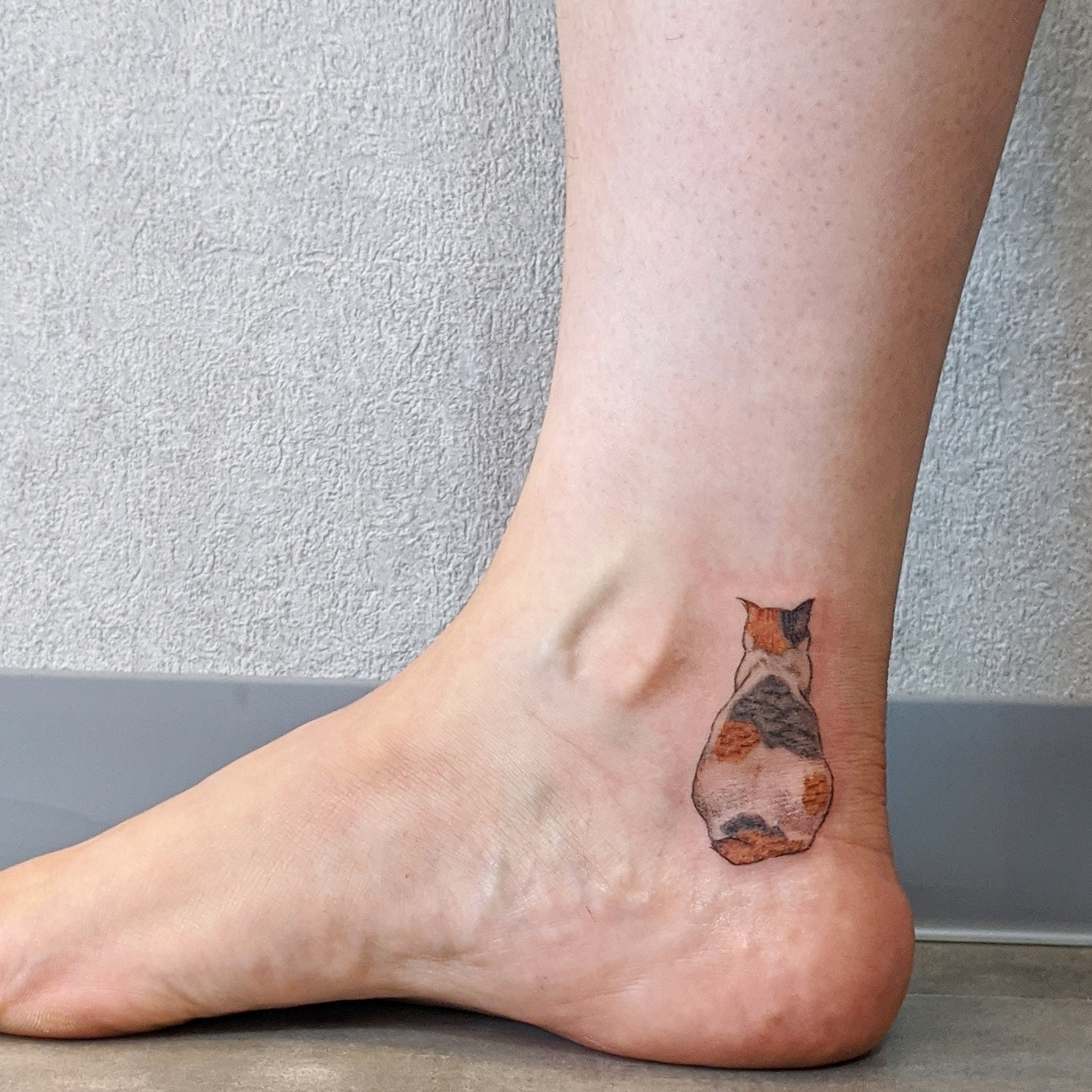Viagem Ink Tattoo Studio 横浜 元町中華街のタトゥースタジオ Viagemink です 三毛猫タトゥー 後ろ姿がたまらない ファッションタトゥー おしゃれタトゥー 猫タトゥー ワンポイントタトゥー 韓国タトゥー T Co Pvdo12pktd Twitter