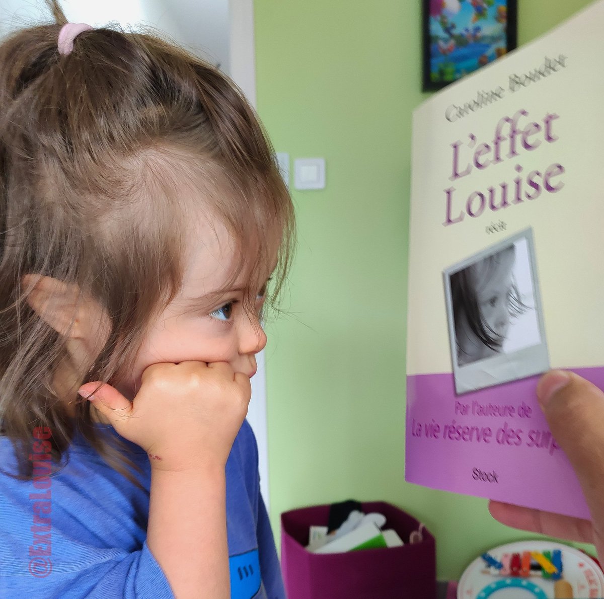 Remy_Bellet's tweet photo. Elle c'est ma fille @ExtraLouise et à côté c'est le livre écrit par sa mère sur notre combat pour son inclusion à l'école. Des supers critiques et même un passage chez @LaurentDelahous !
Mais le #confinement a tué les ventes en plein vol.
Alors à toi de jouer tweeter  🙏 https://t.co/FtCmqkKyaF