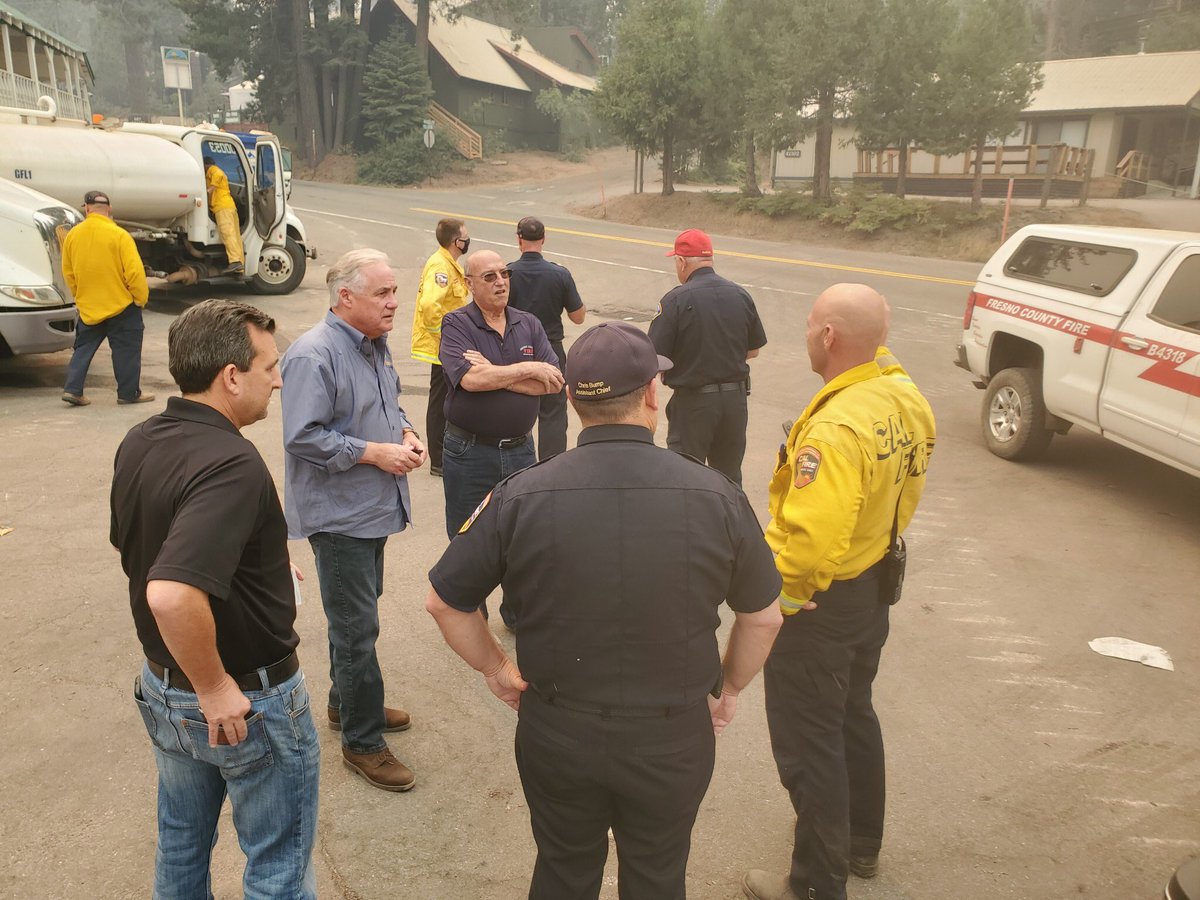 JimPatterson559's tweet photo. LOCAL HEROES: Shaver Lake locals are doing everything to save Shaver Lake. Leaving their own homes in harm’s way, fighting for several days straight. They are true heroes of this fire. To every firefighter....THANK YOU &amp; BLESS YOU. #creekfire https://t.co/wV4uC3qVJr