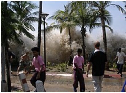 Arrivé du tsunami en Thaïlande  ce tsunami survenu le 26 décembre 2004 toucha la Thaïlande  la Birmanie  la Malaisie  l’Indonésie  le Sri Lanka l’Inde  le Somalie  le Kenya  la Tanzanie  Madagascar  et l’Afrique du Sud  Pour un total de 250 000 morts.