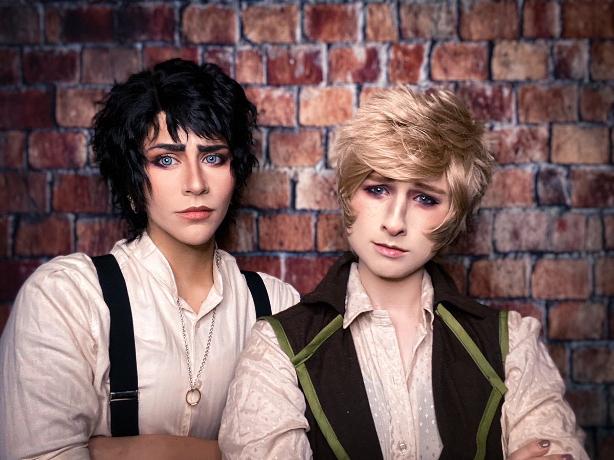 AKrCosplay's tweet photo. We’ve been working on a bunch of nostalgia driven costumes, some of them being Tolkien characters!

So yeah, enjoy some hobbits! 👏 https://t.co/7NFYLBibNW