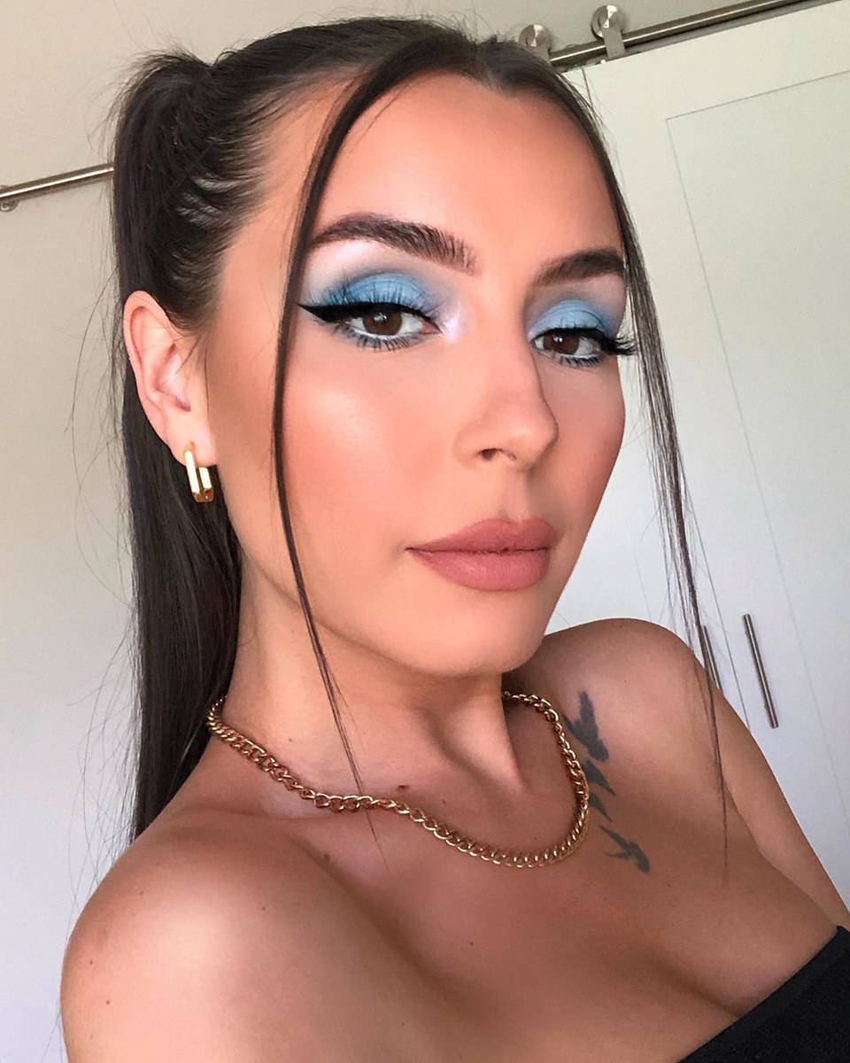 wetnwildbeauty's tweet photo. Ooh baby, that blue! @jayyglamm taking us back to the 90's with this one, wearing our #PhotoFocusFoundation in Cream Beige 

Get it @Walmart, @Amazon, @Target, @UltaBeauty, @Walgreens and ALWAYS at https://t.co/DfcILGjYdk 

#wetnwild #wnwbeauty #makeuplover https://t.co/lkZOqm7wao