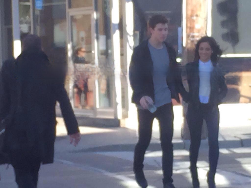 dia 12 de outubro, Shawn e Camila aparecem no Canadá juntos, reparem nas roupas, eles estavam gravando o clipe de IKWYDLS