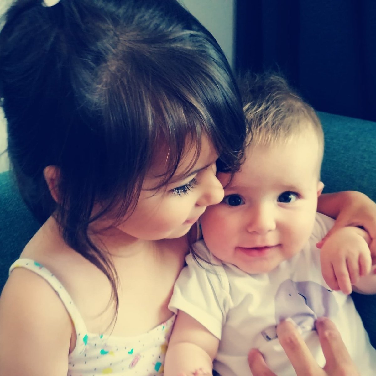 BabyLingual's tweet photo. How do siblings in #multilingualfamilies communicate with each other 👧🗣️👶?

💡 TIP
👇👇👇:
involve the eldest sibling in teaching the #minoritylanguage to the youngest one/s 🤓🤩!

#earlyliteracy with #MySweetFriends
#multilingualparenting
#multilingualkids #siblingslove https://t.co/d35uezL3si
