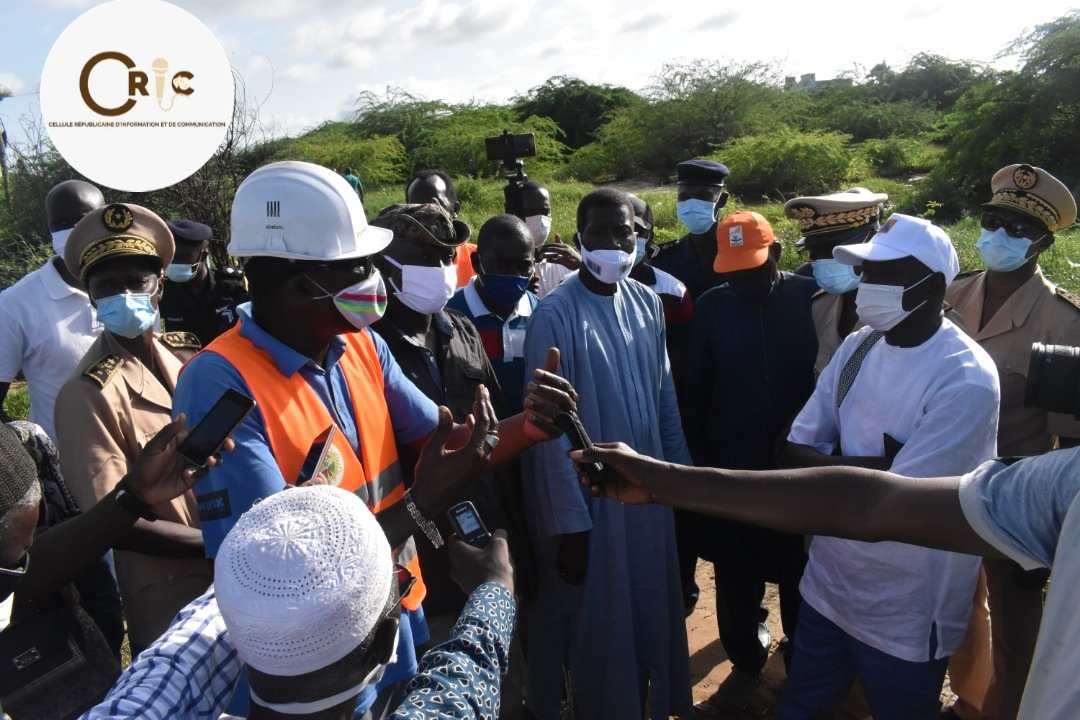 BacarySECK5's tweet photo. 🇸🇳🇸🇳#PLAN_ORSEC🇸🇳🇲🇱
Ce 09/09/2020, M. le https://t.co/LgQJaTpY1E, #Aly_Ngouille_Ndiaye, a effectué 1e visite ds les zones touchées par les inondations d la région d Thiès, à: exutoire,poste santé Nguint,dalot de Jules Sagna,rue docteur Guillet,site d pompage d keur Ablaye Yakhine https://t.co/Hdoo7K8c4q