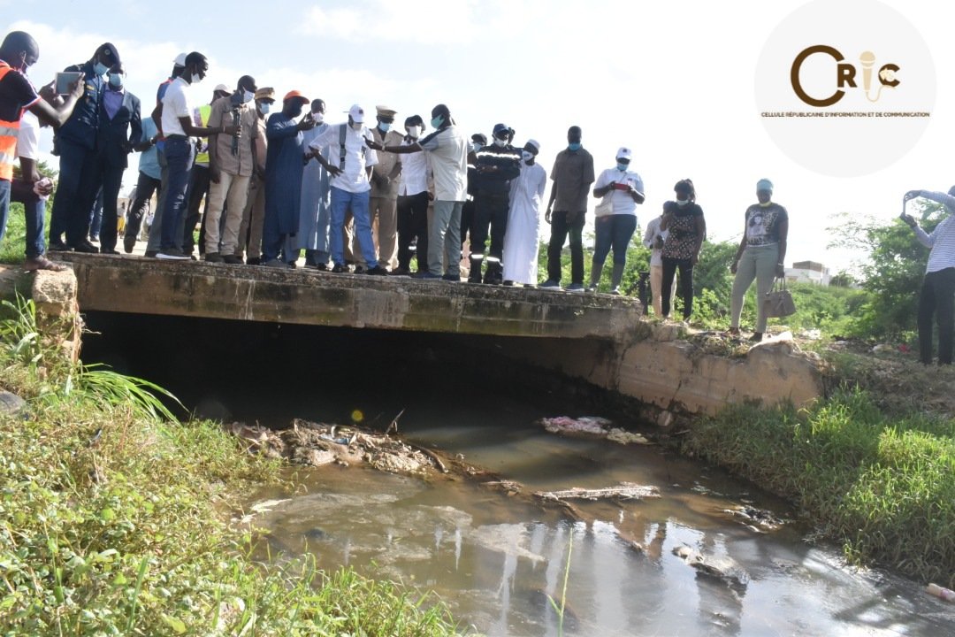 BacarySECK5's tweet photo. 🇸🇳🇸🇳#PLAN_ORSEC🇸🇳🇲🇱
Ce 09/09/2020, M. le https://t.co/LgQJaTpY1E, #Aly_Ngouille_Ndiaye, a effectué 1e visite ds les zones touchées par les inondations d la région d Thiès, à: exutoire,poste santé Nguint,dalot de Jules Sagna,rue docteur Guillet,site d pompage d keur Ablaye Yakhine https://t.co/Hdoo7K8c4q