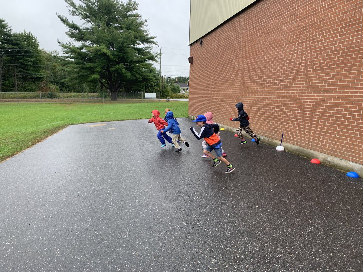 MrBAndreasen's tweet image. Hungry Wolf! No tagging necessary, the wolf just races everyone to their designated pylons. Three tie touches if the wolf beats you. If everyone beats the wolf, then the wolf does toe touches. @CIRAOntario @PHECanada #TLDSBactive