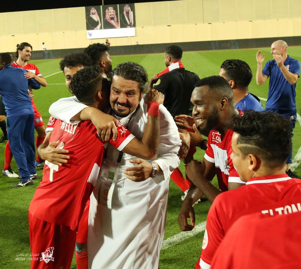 alwehdaclub1's tweet photo. 📸⚽ || ⚪🔴

 ما أجمل الفرحة وما أحلى الإنجااااااز

#الوحده_الحزم 
#لمجد_جديد 🏆 https://t.co/vuv8e4pSzT