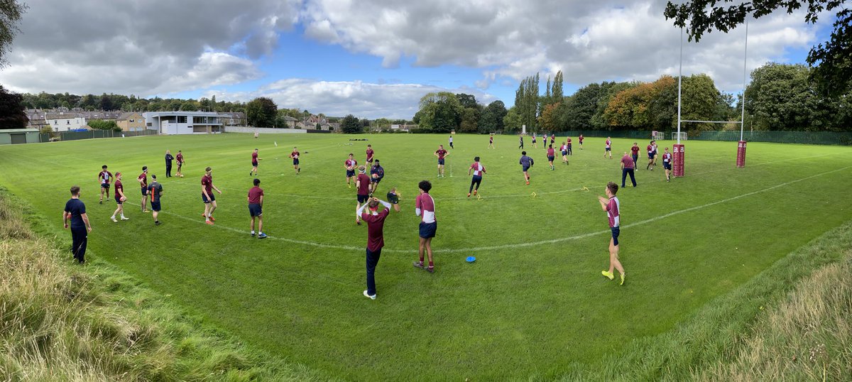 BGSRUFC's tweet photo. Really enjoyable year 10 / 11 and Senior games sessions today #Geese #PassingPrimers #Apeed #Awareness #RugbyReady. Not forgetting our Year 7 #Goslings out and about again at lunch #RugbyRondo in the ☀️ 👌🏻🙌 ⁦@BradfordGrammar⁩ #honk https://t.co/84Zwr0ojha