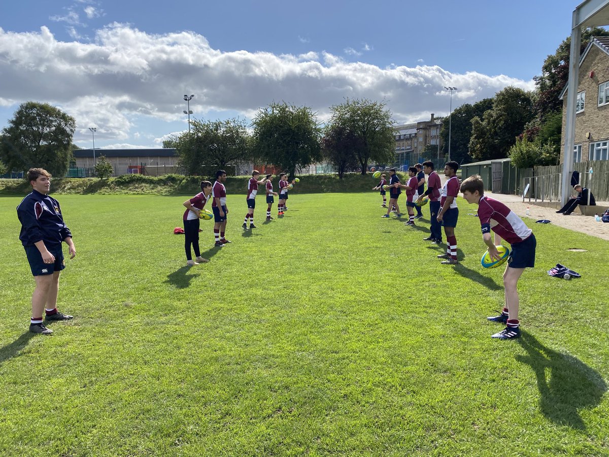 BGSRUFC's tweet photo. Really enjoyable year 10 / 11 and Senior games sessions today #Geese #PassingPrimers #Apeed #Awareness #RugbyReady. Not forgetting our Year 7 #Goslings out and about again at lunch #RugbyRondo in the ☀️ 👌🏻🙌 ⁦@BradfordGrammar⁩ #honk https://t.co/84Zwr0ojha