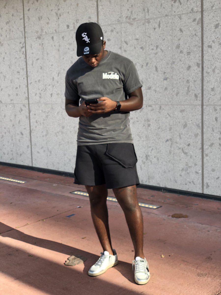 yoge1_'s tweet photo. scuse me real quick. https://t.co/GCA0WrxDus