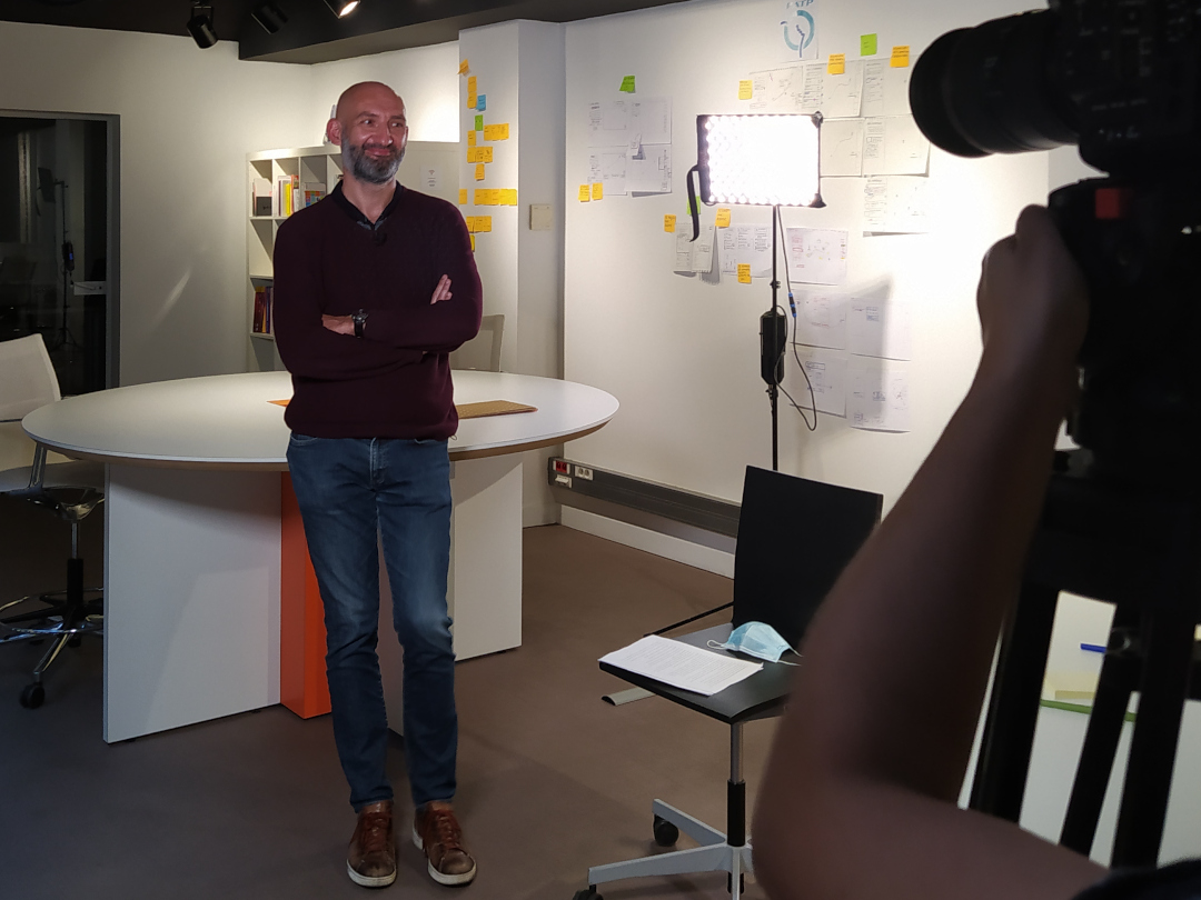 designresearchd's tweet photo. #journeesRechercheDesignEthique #designresearch Science "dure" et Design, Design et éthique #IEMN @EricLheurette @VincentThomy https://t.co/goDYeH7eLt