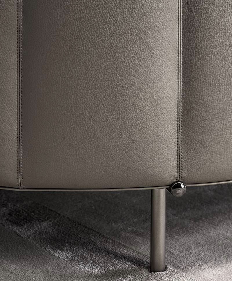 SminkInc's tweet photo. Dress up your living room with the Torii Sofa by Minotti. The slim backrest features vertical quilting and piping running along the perimeter of the cushioning, underlining the couture quality of the craftsmanship.

Discover Torii at SMINK. Link in bio.

#minotti #smink #modern https://t.co/1lqRF3NAnJ