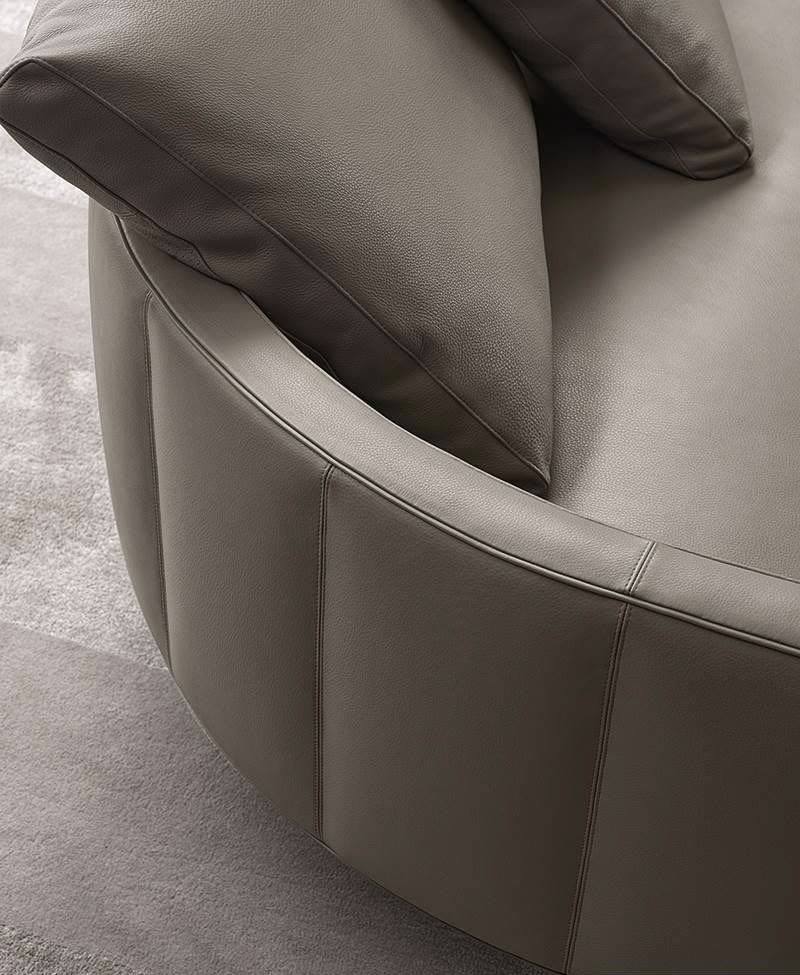 SminkInc's tweet photo. Dress up your living room with the Torii Sofa by Minotti. The slim backrest features vertical quilting and piping running along the perimeter of the cushioning, underlining the couture quality of the craftsmanship.

Discover Torii at SMINK. Link in bio.

#minotti #smink #modern https://t.co/1lqRF3NAnJ