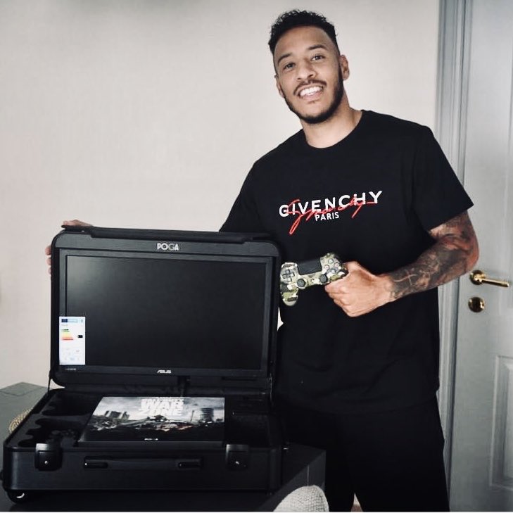 pogagg's tweet photo. @CorentinTolisso happy gaming 🎮😉 #poga #pogamer #FCBayern #cod https://t.co/tswU8hq3c2