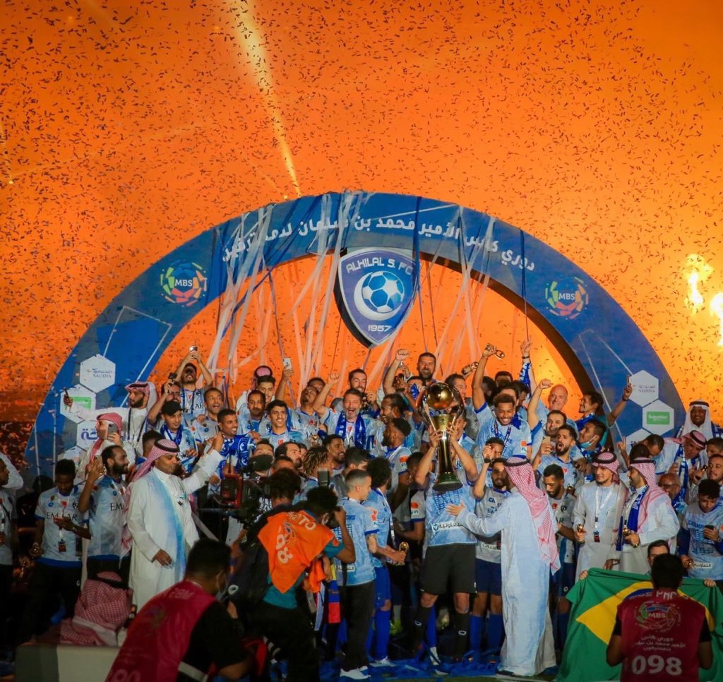 i3ziz77's tweet photo. أجمل النهايات خريجّ بمرتبة الشرف💙
#تتويج_الهلال_الاستثنايي https://t.co/bdzJQIXpGX