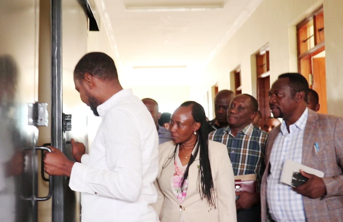 simiyu_region's tweet photo. #SimiyuRegionUpdates
RAS Simiyu, Miriam Mmbaga amemwagiza Mkurugenzi wa Halmashauri ya Wilaya ya Busega, Anderson Njiginya kutoa fedha kwa ajili ya kukamilisha ujenzi wa majengo ya upasuaji na wodi ya wazazi katika Hospitali ya Wilaya ili kuboresha utoaji wa huduma kwa wananchi. https://t.co/Lah8fKjDxZ