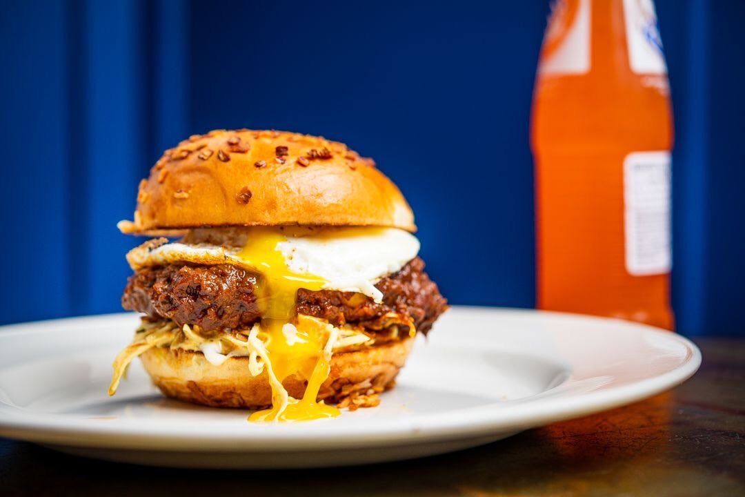 eAfricaLI's tweet photo. Delicious!Michelin-starred Ethiopian chef Elias Taddasse combines the flavors of Ethiopian Doro Wot to create mouthwatering Doro Wot fried chicken sandwiches. What’s on your plate?🍗🇪🇹

#Africa #Africalearning #Dorowot #Ethiopia #Food #Chef #foodie #Mélange #sandwich #tasty #cook https://t.co/M1rlgSw58K