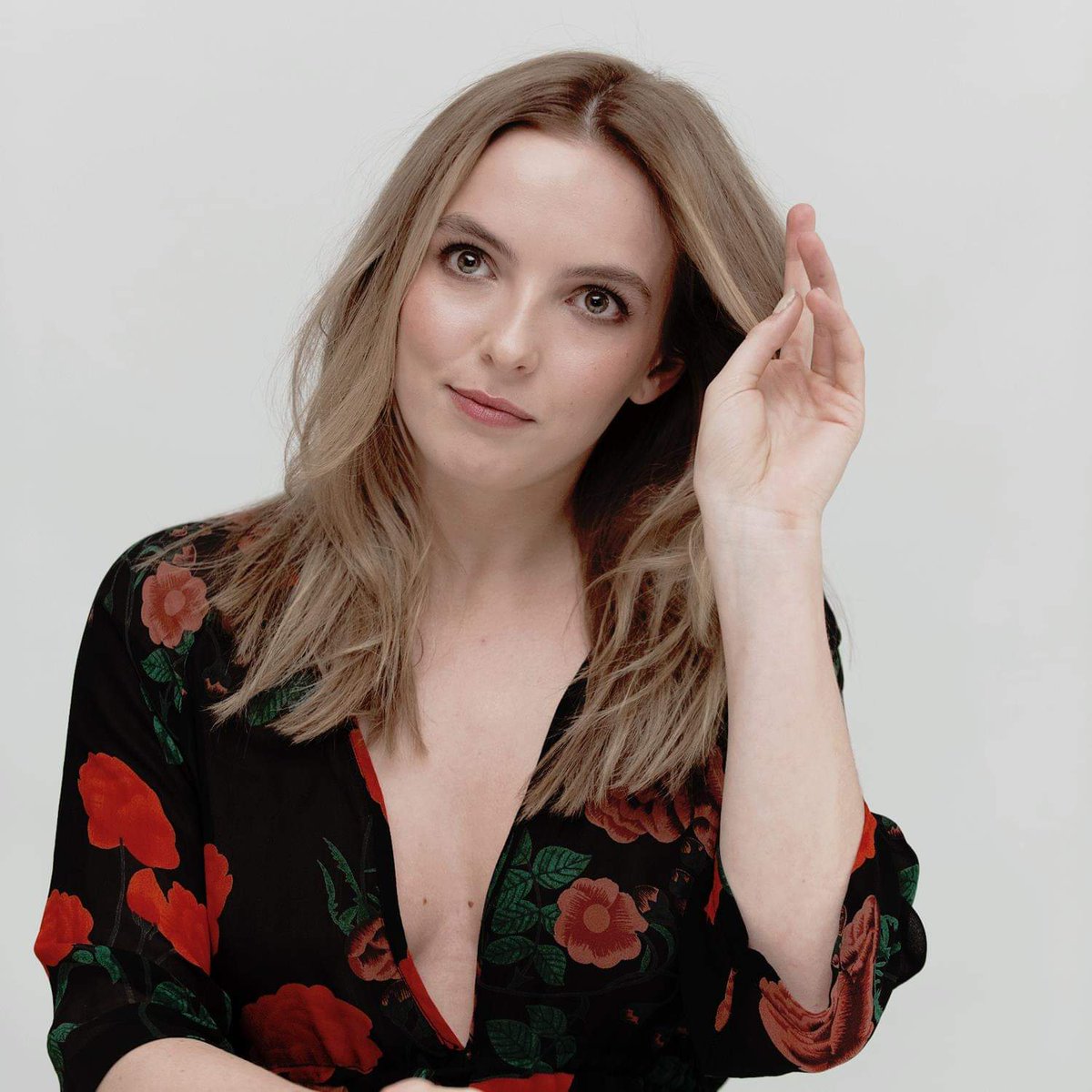 JodieComer_BR's tweet photo. “Eu sou pisciana, então, pessoalmente, comigo é 8 ou 80. Não há meio-termo comigo. Mas adoro um bom papo sobre sentimentos. Eu sou do tipo que chama pra tomar um chá e desabafar.” — Jodie Comer https://t.co/7Uj3HYYY9l