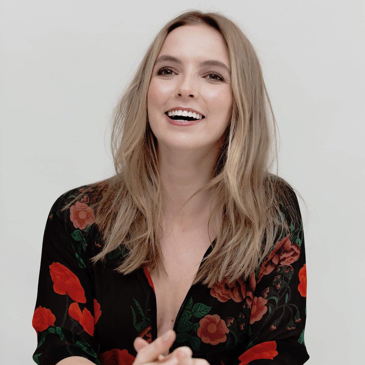 JodieComer_BR's tweet photo. “Eu sou pisciana, então, pessoalmente, comigo é 8 ou 80. Não há meio-termo comigo. Mas adoro um bom papo sobre sentimentos. Eu sou do tipo que chama pra tomar um chá e desabafar.” — Jodie Comer https://t.co/7Uj3HYYY9l