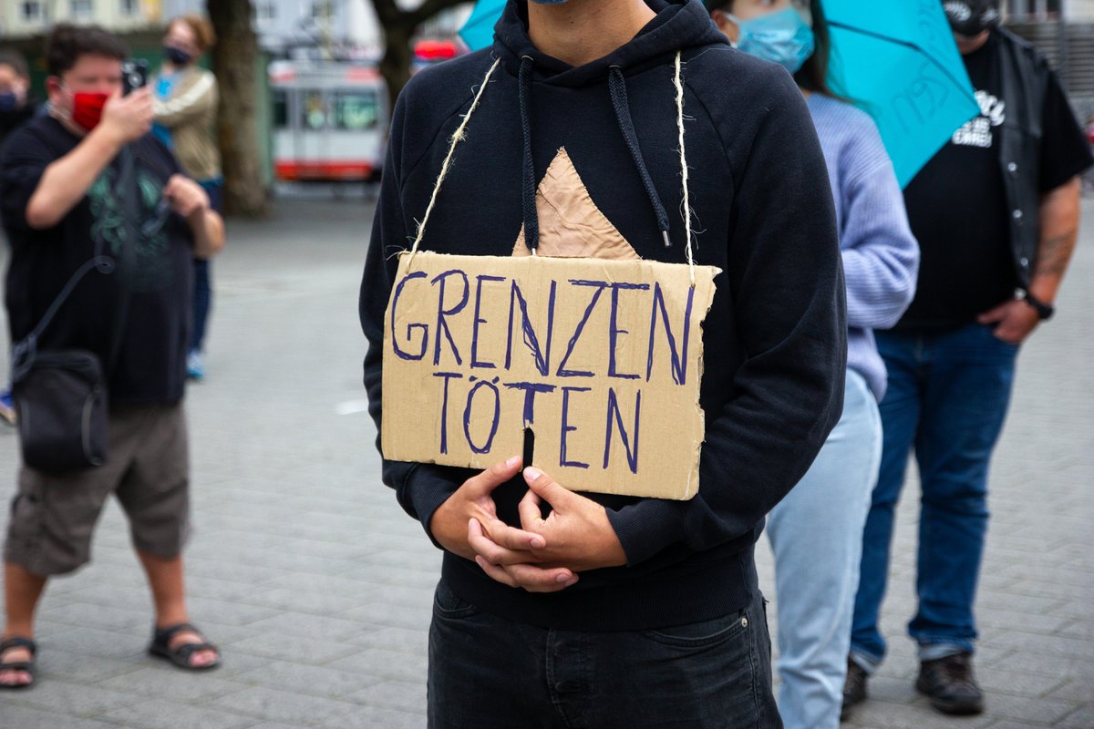 Dann gab es einen kurzen Redebeitrag des <a href="/trotz_allem/">Trotz Allem @trotzallem@ruhr.social</a> in Zusammenarbeit mit unserer liebsten <a href="/EndeWitten/">Ende Gelände Witten</a>.

Zum Abschluss sprach eine Person, die selbst in #Moria leben musste und berichtete von seinen Erlebnissen. Es war mucksmäuschen Still!
#LeaveNoOneBehind