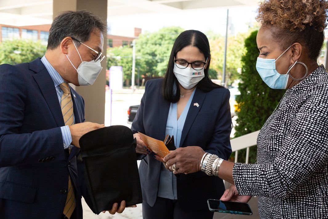We are grateful for the hard work of local healthcare professionals during this difficult time fighting #covid19! 
The Consulate General of Bahamas expressed its appreciation today by distributing care packages to all of those working at the atlantamedicalcenter.