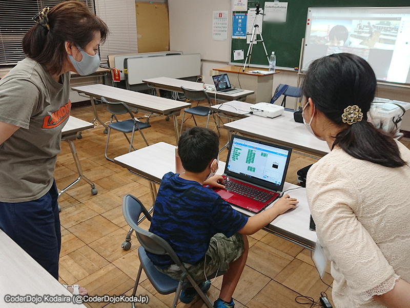 CoderDojoKodaJp's tweet image. プログラミングや情報技術はサッパリ分からないという保護者の皆様も手伝えることはありますよ!!…ということで、日本に住んでいたら誰でも知っているあの曲の耳コピが一部思うように行かず2人のお母さんと一緒に考えて作っているニンジャの図 #CoderDojo #Kodaira #小平市 #BackToDojo