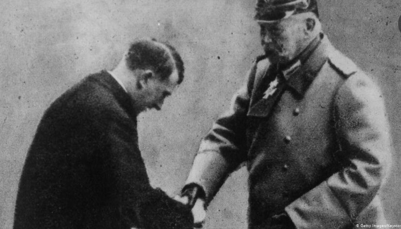 Rencontre entre le président allemand de l’époque Hindenburg et Adolf Hitler  C’est à ce moment là que le président nomme Hitler chancelier (1933)