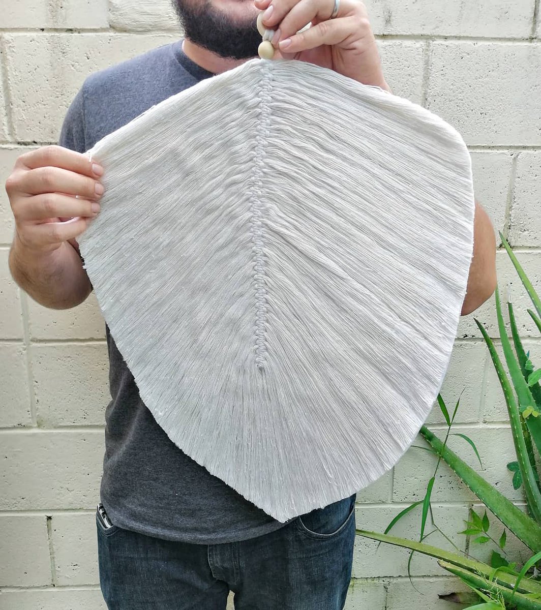 noahmacrame's tweet photo. Estas plumas enormes fueron un reto, de verdad llevan magia para que queden así de lacias y sedosas 🤭. Miden 60 cms de alto y 48 aproximadamente de ancho. #ElSalvador #HomeDecor #HogarSv https://t.co/kezEnxAkRr