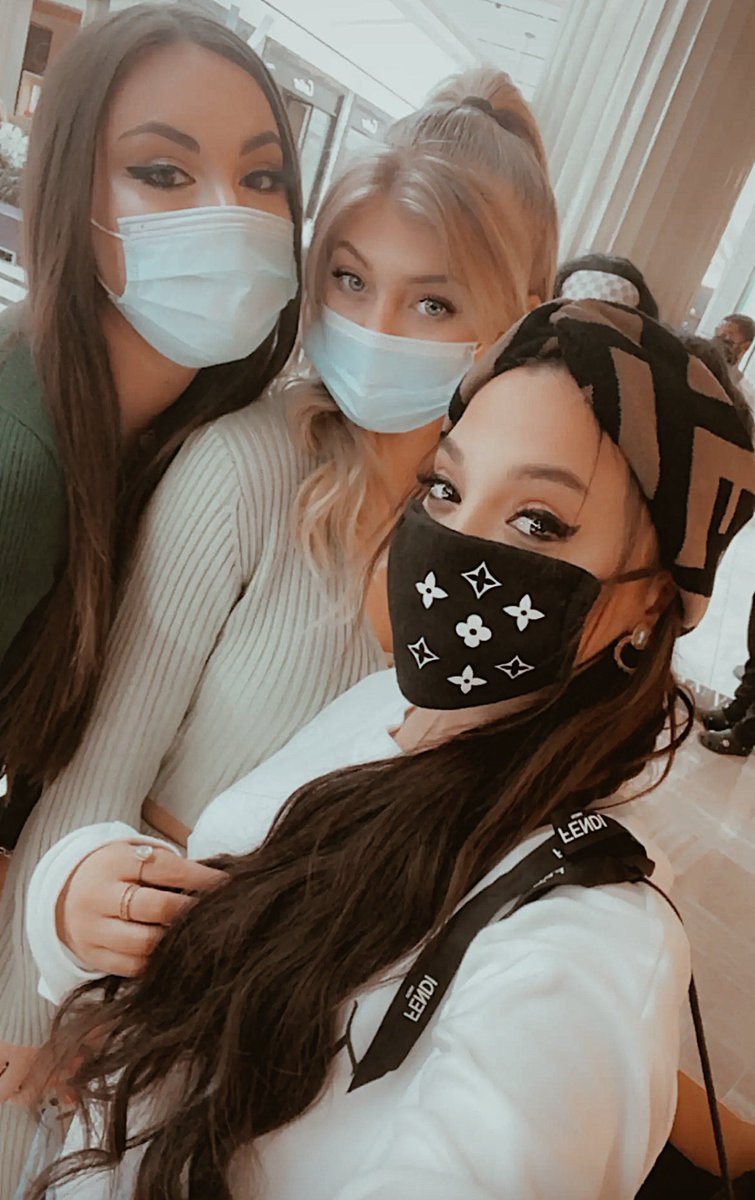 brooketaylork's tweet image. girly shopping day 🥂🎀 @gabcake @iamlorengray