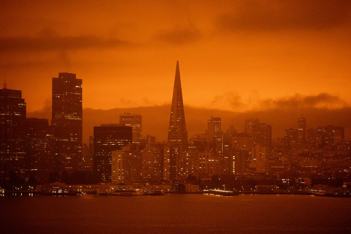 Vmin2YOU's tweet photo. Apparemment c'est dû aux gigantesques incendies qui ravagent la Californie actuellement. C'est vraiment trop flippant.
#apocalypse2020 https://t.co/l0PWMcUkWv