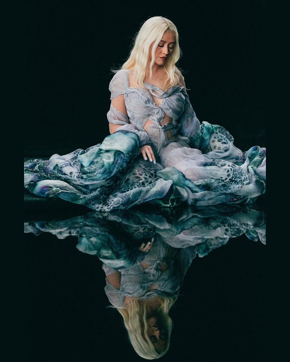 UMusicColombia's tweet photo. El video que no pueden dejar de ver por estos días es el de @xtina con #Reflection que hace parte de la banda sonora de #Mulan⚔️❤️ véanlo aquí:  https://t.co/tMg2Dnck3r https://t.co/PSudRUG50C
