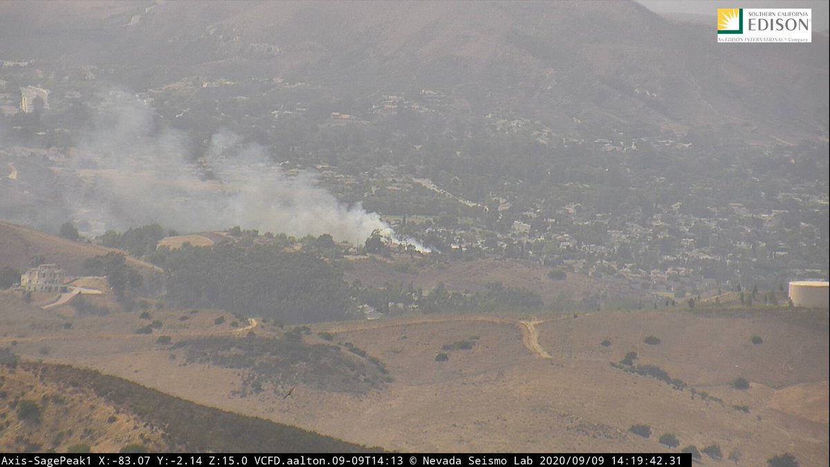 VCscanner's tweet photo. Update: Simi Valley: Fire is burning uphill behind Hillside Middle School. Holding off on any air tankers. This will be the #CovingtonFire. https://t.co/p1ydwLTGWH