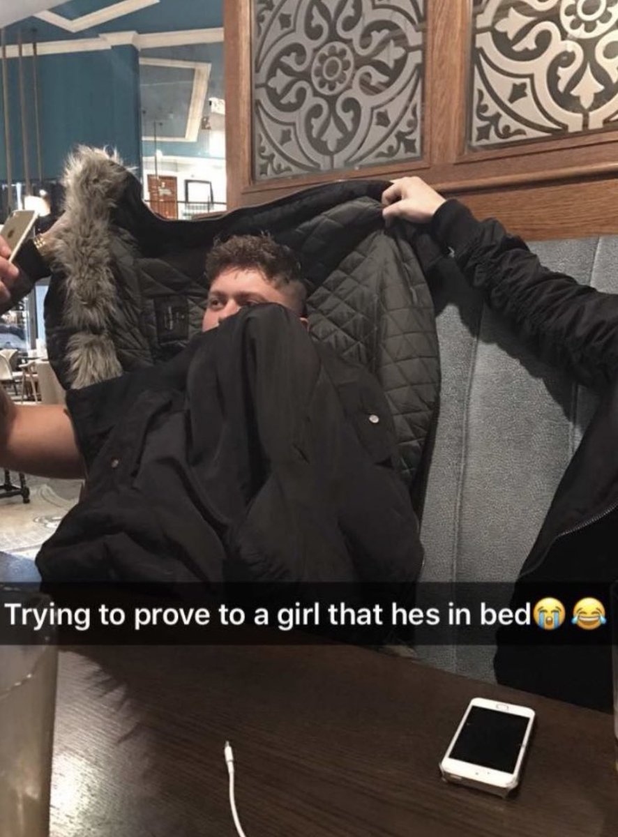 TopDesTwittos's tweet photo. Pendant ce temps sur Snapchat https://t.co/f1C92I0ZS7