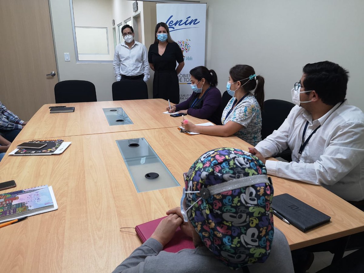 HGMonteSinai's tweet photo. La gerente del @HGMonteSinai, @DraKarliVelezG, posesionó como nuevo director Médico Asistencial a @mdgeofalconi. El galeno posee una especialidad en cirugía plástica y cuenta con una amplia experiencia en el sector público y privado dentro y fuera del país. #ActivadosPorLaSalud https://t.co/BZnTTL4NOb