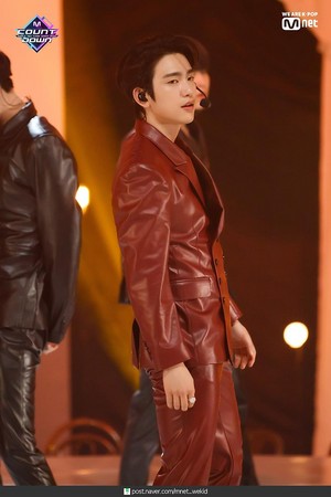 jinyoung in red >>