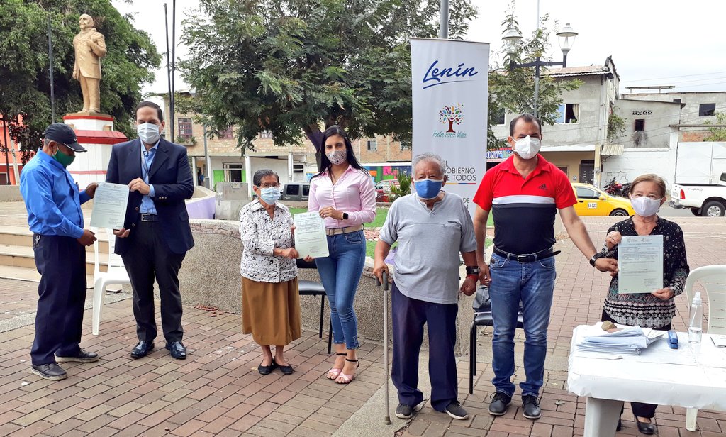 Agricultura_CZ4's tweet photo. 40 productores agropecuarios del cantón #Jipijapa, con su título de tierra ahora podrán acceder a los beneficios que otorga #ElGobiernodeDeTodos a través de las diferentes carteras de estado, entre ellos créditos a través del @BanEcuadorBP.
#ActivamosElAgro https://t.co/CbOOlXS3bh