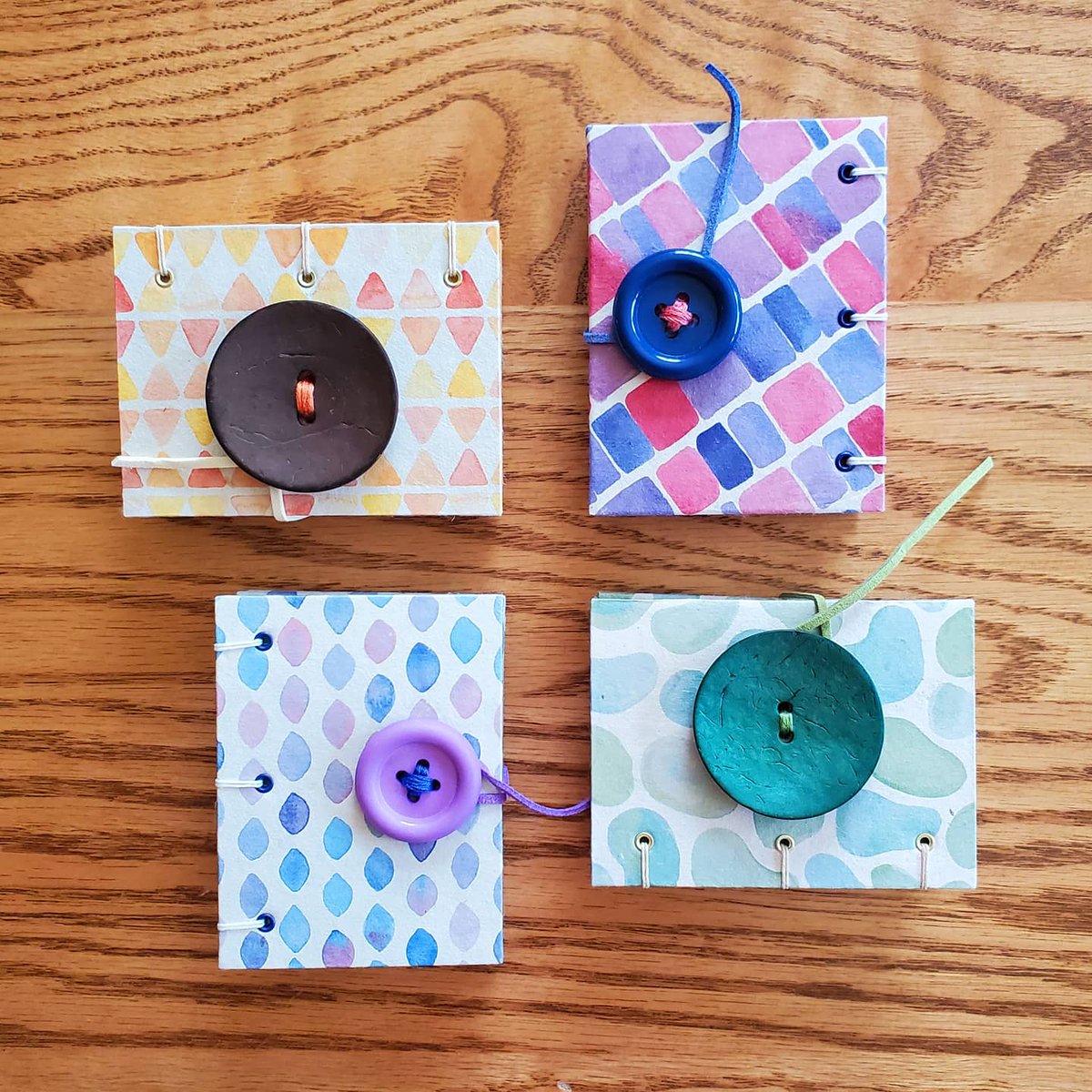 SilverEelStudio's tweet photo. Mini button notebooks!
Is 4 enough?!
#wip #desktop #minibook #copticbinding #watercolorart #watercolorpattern #buttonclosure #stationerydesign #handmade #bookbinding #bookmaking #graphicdesign #watercolor #notebooksforall https://t.co/FqWAevDqCe