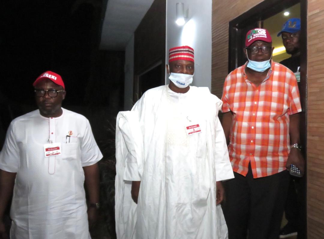 nkfulatan's tweet photo. Edo State @OfficialPDPNig deputy Chairman visit our esteemed leader HE Sen. @KwankwasoRM at his accommodation in state. 

Our great party's victory is assured by God's grace!

PDP Power ☂️💪🏻
Kwankwasiyya 🔴✌🏻

#Obaseki2020
#EdoIsRed #EdoIsPDP #EdoDeservesObaseki https://t.co/5ad3RIo68v