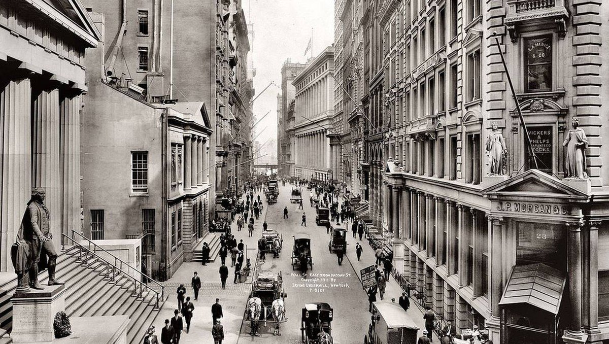3/ This eventually led him to move to New York City in 1880 and join a company delivering financial news to banks and brokerages.The guy's name was Charles Dow and he soon convinced his former colleague Edward Jones to join him as a reporter.Do their names ring a bell?